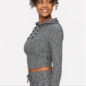STRONGER CUSH CROPPED HOODIE